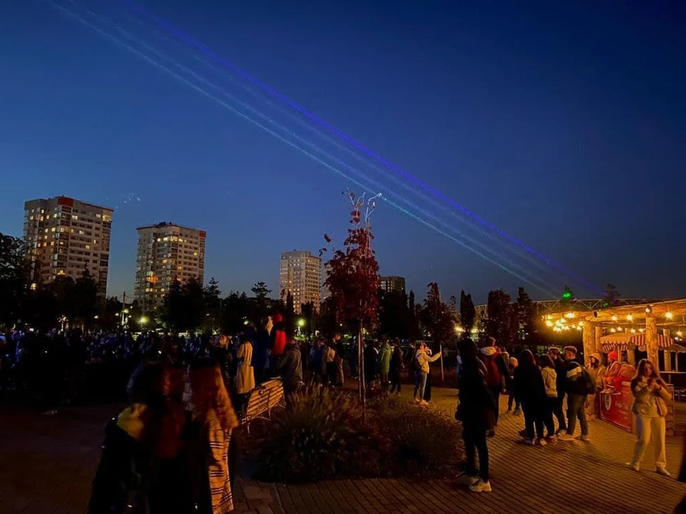 В Центральном парке культуры и отдыха в Волгограде появились лазерный проектор и световое шоу. Фото: ЦКПиО