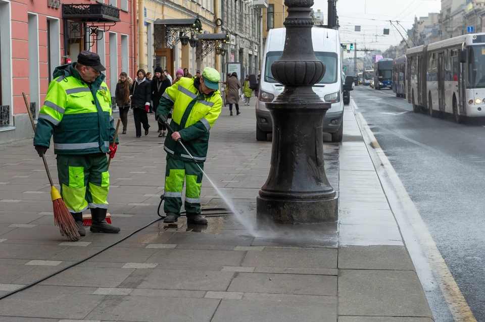 За первые три дня месячника по благоустройству с петербургских дорог собрано почти 1 тыс. тонн смёта