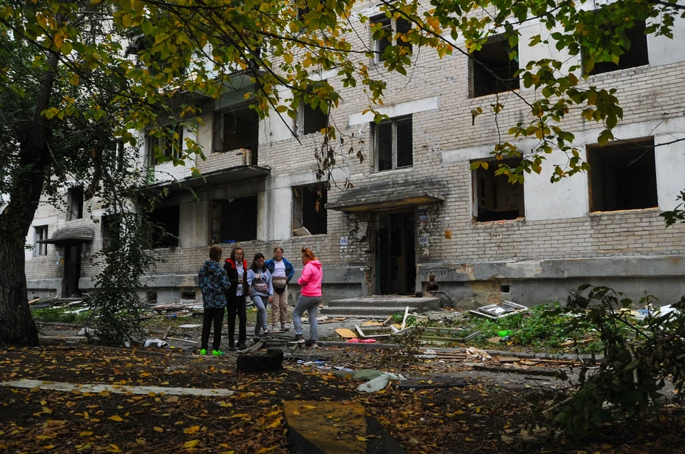 Рядом с опасным здание часто крутятся подростки.