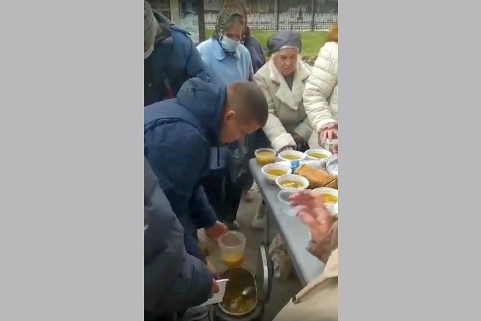 В центре Рязани накормили горячим супом малоимущих жителей города. Фото: стоп-кадр видео ПроГород.