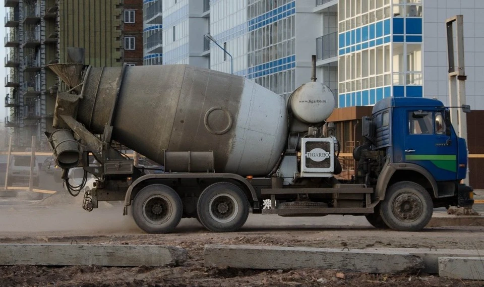 Грузовик с бетоносмесителем опрокинулся в Павлодаре