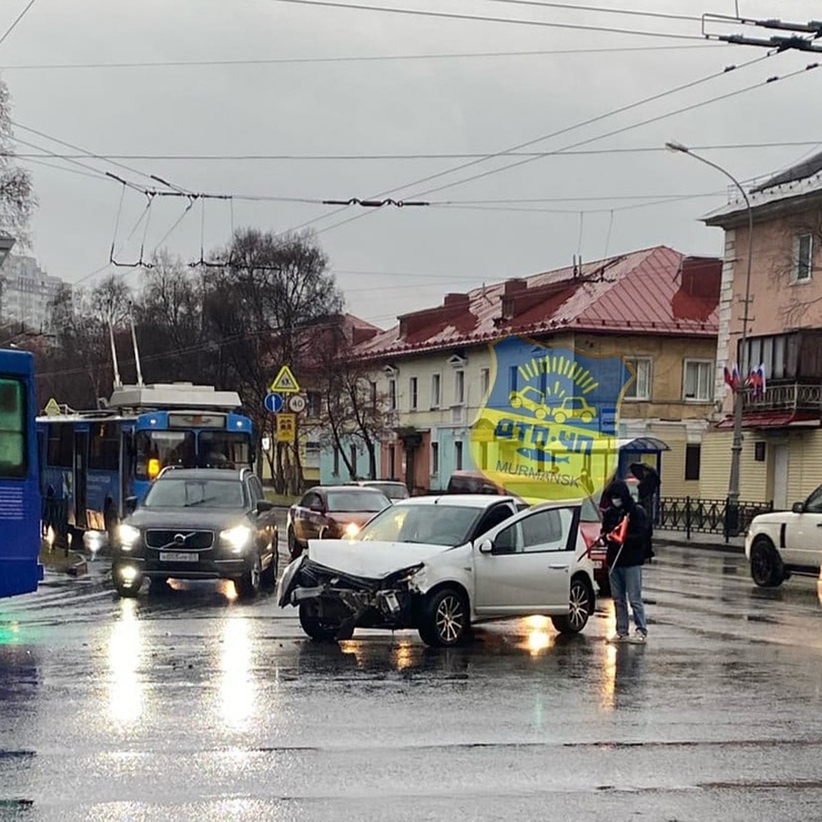 Момент ДТП с маршруткой в центре Мурманска попал на видео - KP.RU