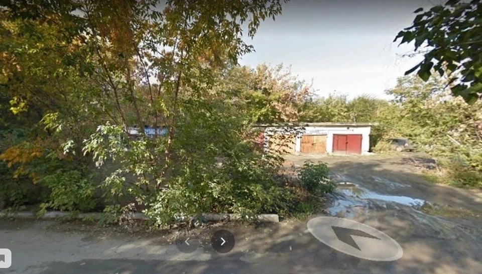 Сейчас во дворе квартала заросли деревьев и гаражи. Фото: Google maps