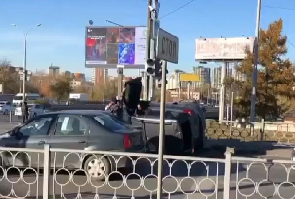 На кадрах, которые снял прохожий, видно, как человек выбирается из опрокинувшегося автомобиля. Фото: скриншот видео ekb_chp