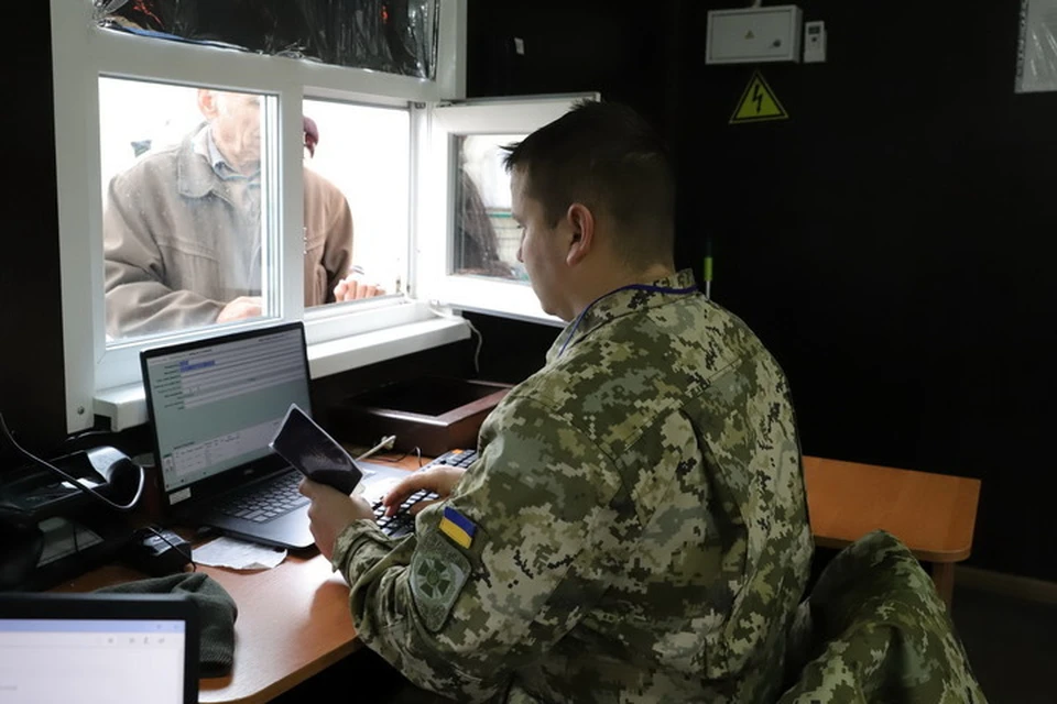 Для получения ID-паспорта или биометрического загранпаспорта пенсионеру надо лично выехать на Украину. Фото: ГПСУ