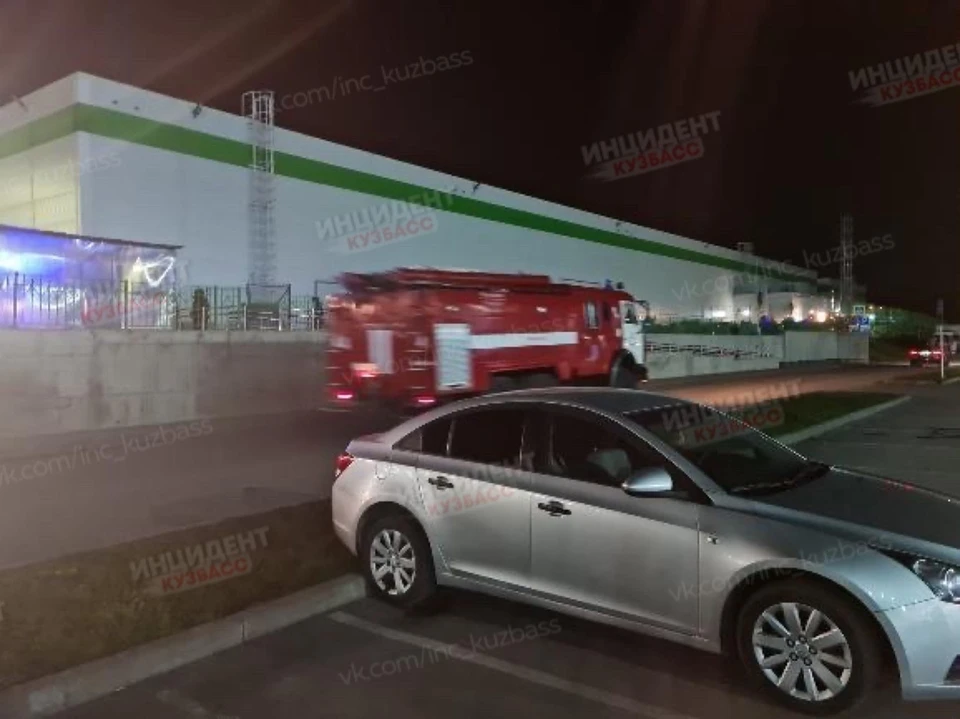 В Кемерове пожарные по сигналу приехали к крупному гипермаркету.Фото: ВКонтакте/inc_kuzbass.