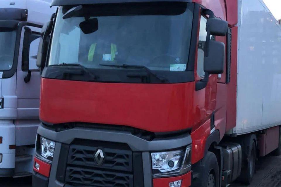 На принадлежащий мужчине автомобиль Renault и полуприцеп наложили арест. Фото: ПУ ЗАР