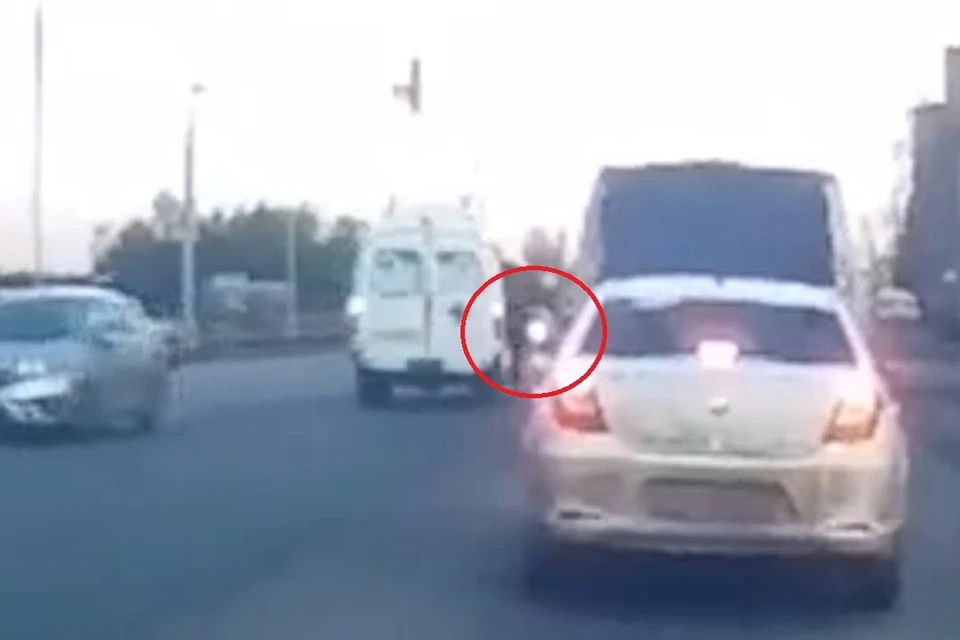 В Новосибирске автомобиль скорой помощи сбил женщину, переходившую дорогу. Фото: Кадр из видео