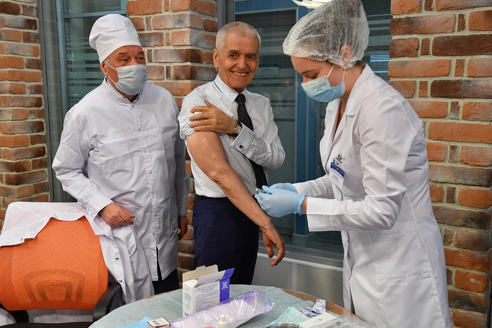 Депутат Государственной Думы РФ, бывший главный санитарный врач Геннадий Онищенко сделал прививку от гриппа в прямом эфире, в студии радиостанции КП