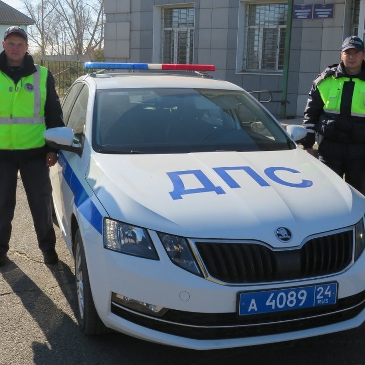 В Ужуре сотрудники ГИБДД помогли скорой помощи экстренно доставить  тяжелобольного двухмесячного младенца в больницу - KP.RU