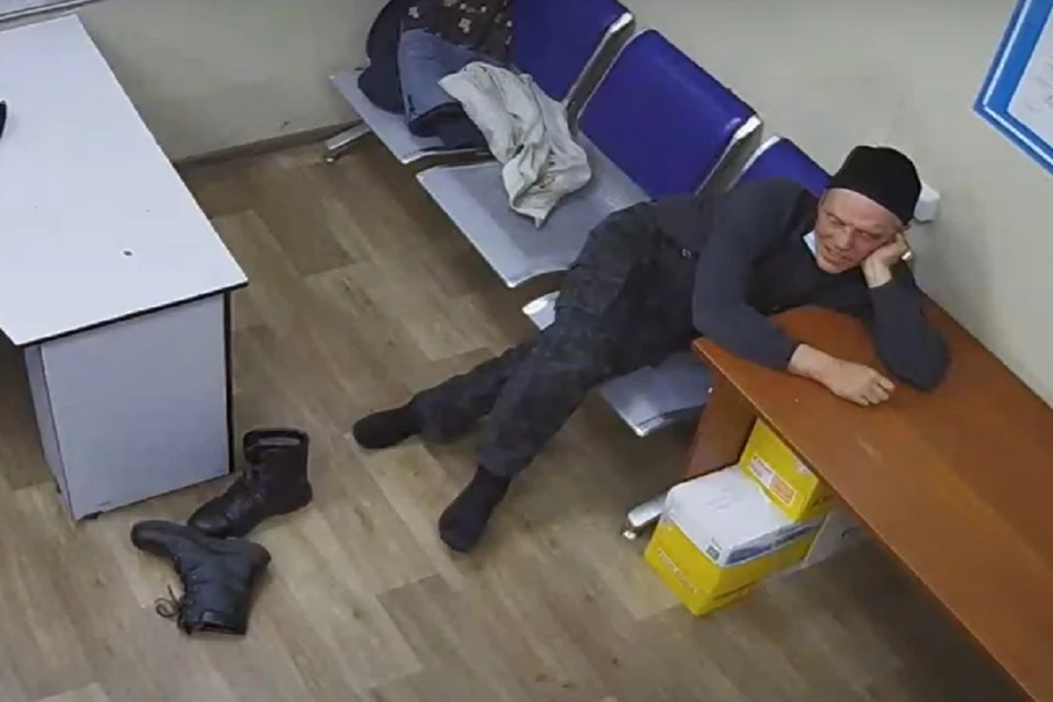 Следователи возбудили уголовное дело на дебошира, избившего полицейского в Толмачево. Фото: УТ МВД по СФО.