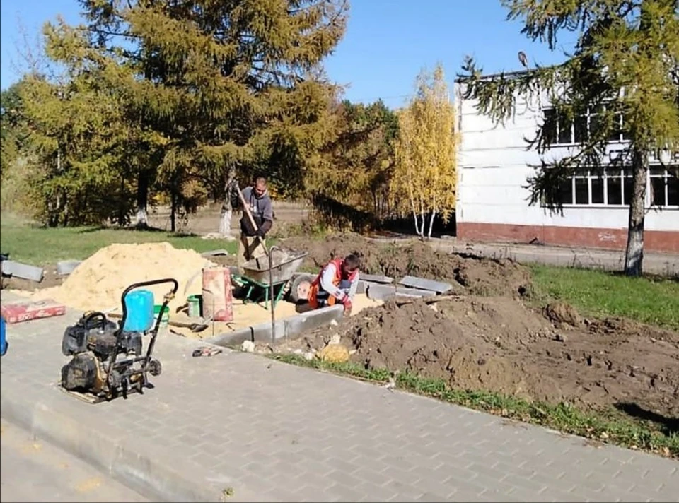 На Рощинской строят площадку для остановки, затем установят павильон. Фото: пресс-служба администрации Орла
