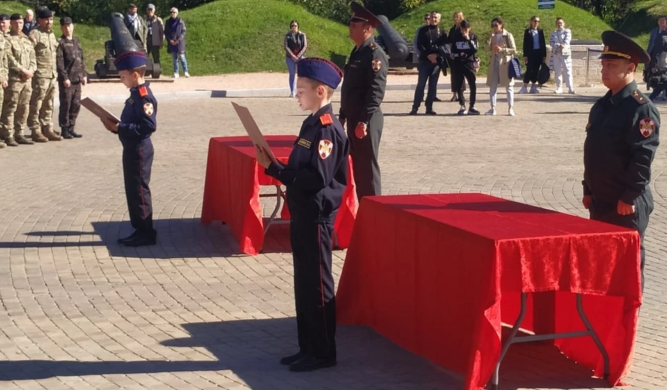 Кадеты торжественно принимают присягу