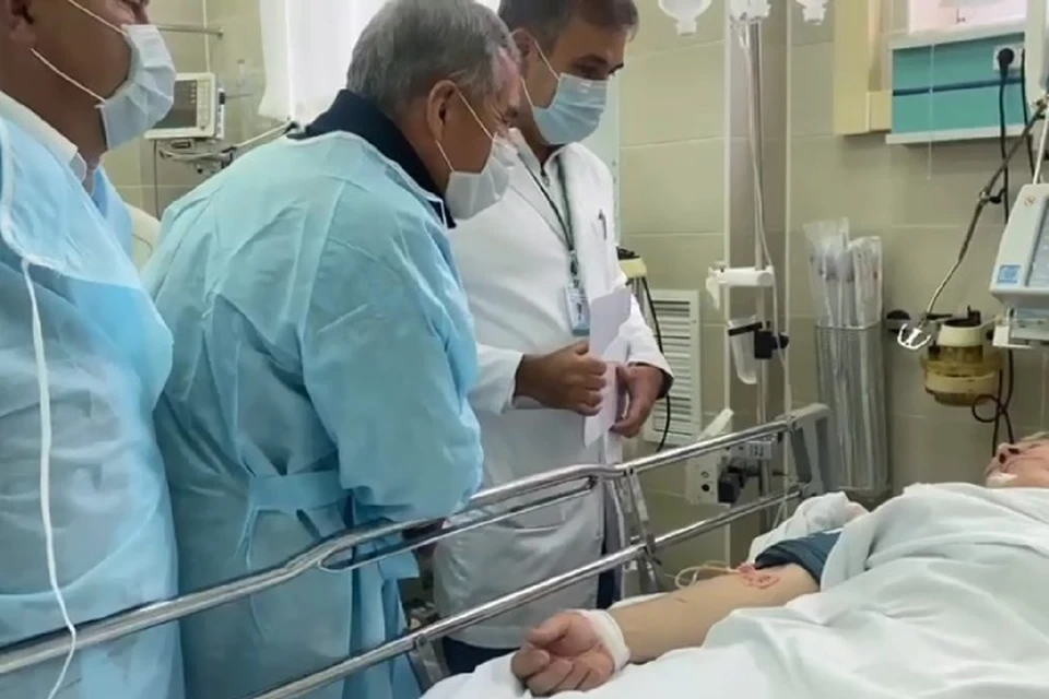 Президент Татарстана Рустам Минниханов поговорил с выжившим, который сейчас находится в больнице Набережных Челнов.