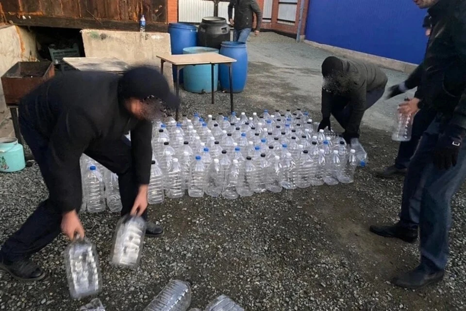 Следователи изъяли 1300 пластиковых бутылок, во многих емкостях обнаружен метанол. Фото: ГУ МВД РФ по Оренбургской области