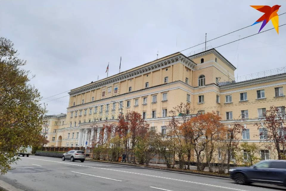 Мужчина бросил коктейль Молотова в центральный подъезд здания правительства Мурманской области.