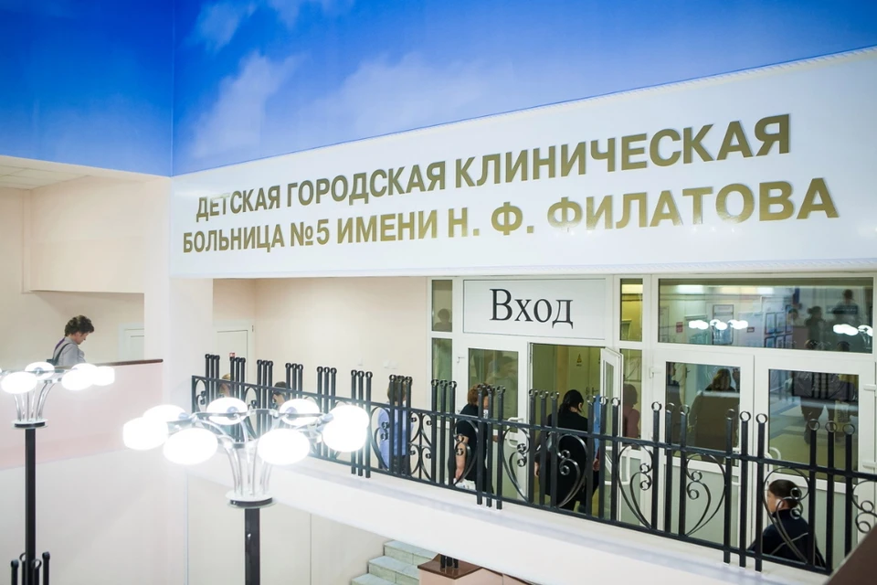 У главной детской больницы Петербурга заметили очереди из "скорых". Фото: vk.com/filatovhospital