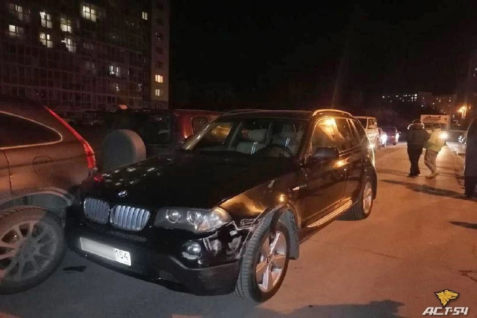 В Новосибирске «БМВ» протаранил несколько машин. Фото: "АСТ-54".
