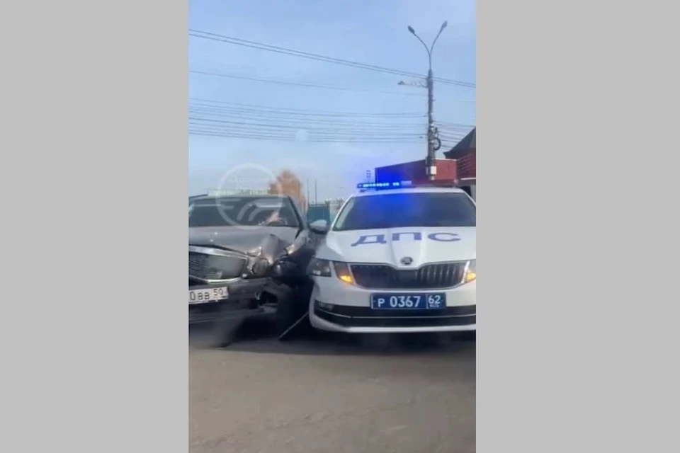 В Рязани столкнулись Mercedes-Benz и полицейский автомобиль.
