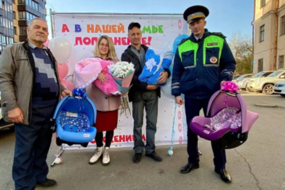 Полицейский, который помог иркутянке добраться до роддома, подарил двойняшкам автокресла