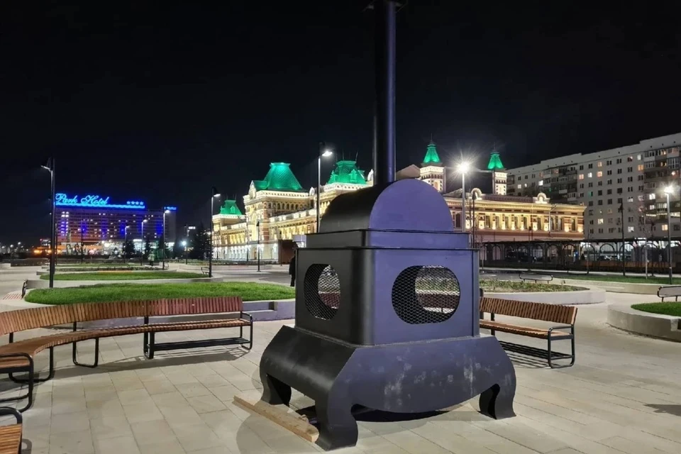 Очаг разместили справа от главного здания Ярмарочного дома.