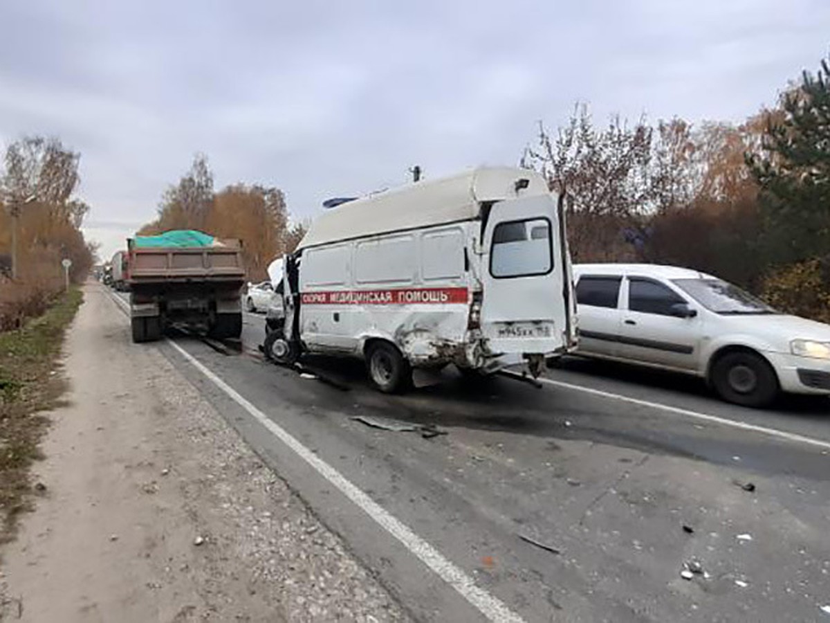 Столкновение КАМАЗа и скорой помощи под Нижним Новгородом: Три человека  пострадали - KP.RU