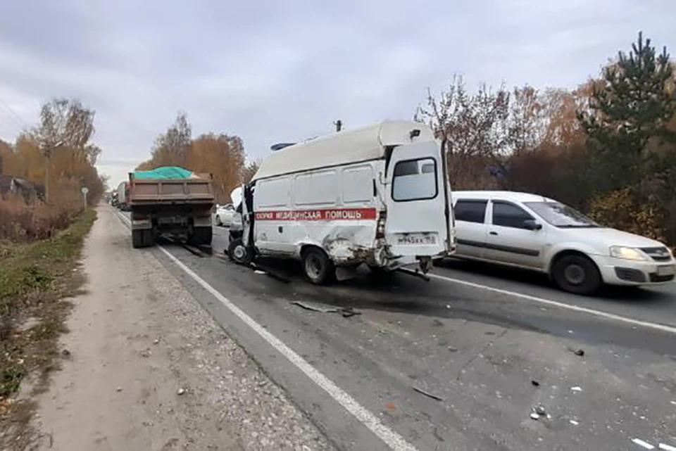 Столкновение КАМАЗа и скорой помощи под Нижним Новгородом: Три человека пострадали. ФОТО: УГИБДД ГУ МВД по Нижегородской области.