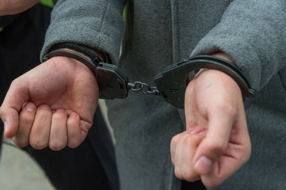 Житель Бурятии кинул табуретки в свою любимую и убил ее