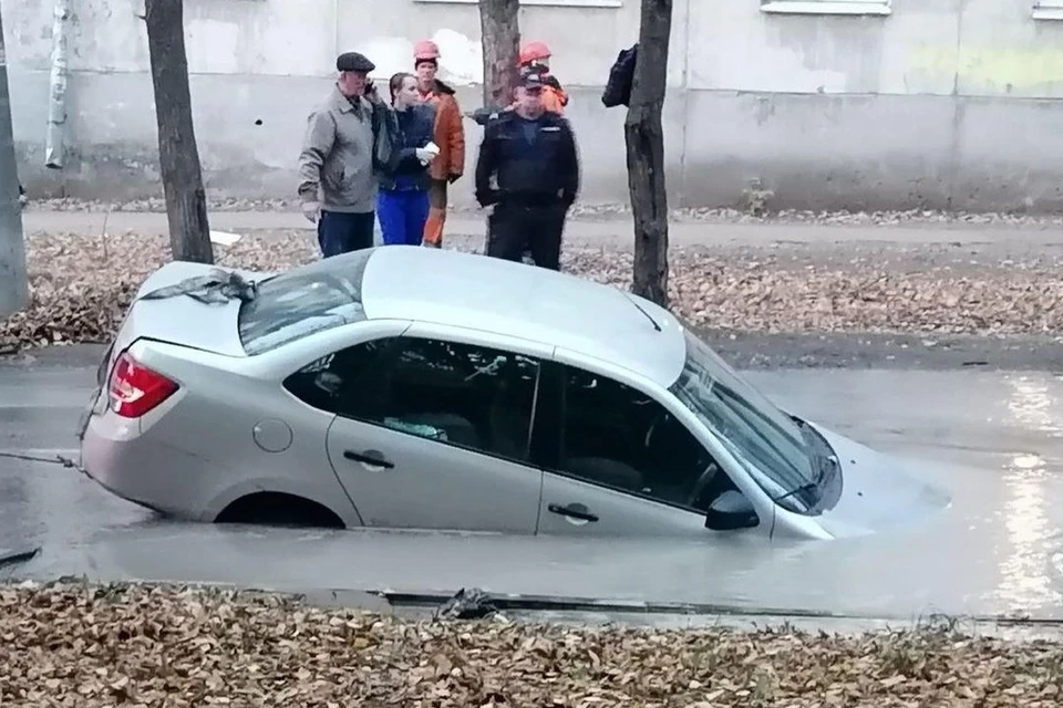 Автомобиль вытаскивали тросом