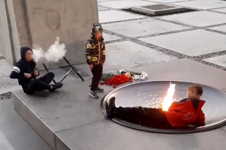 Подростки, курившие у Вечного огня, возмутили соцсети.