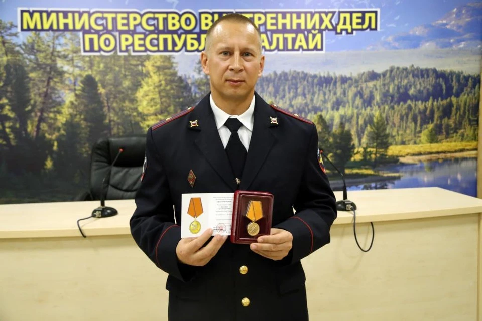 Сергей Аксенов услышал крик матери ребенка и бросился на помощь. Фото: ГУ МВД по Республике Алтай