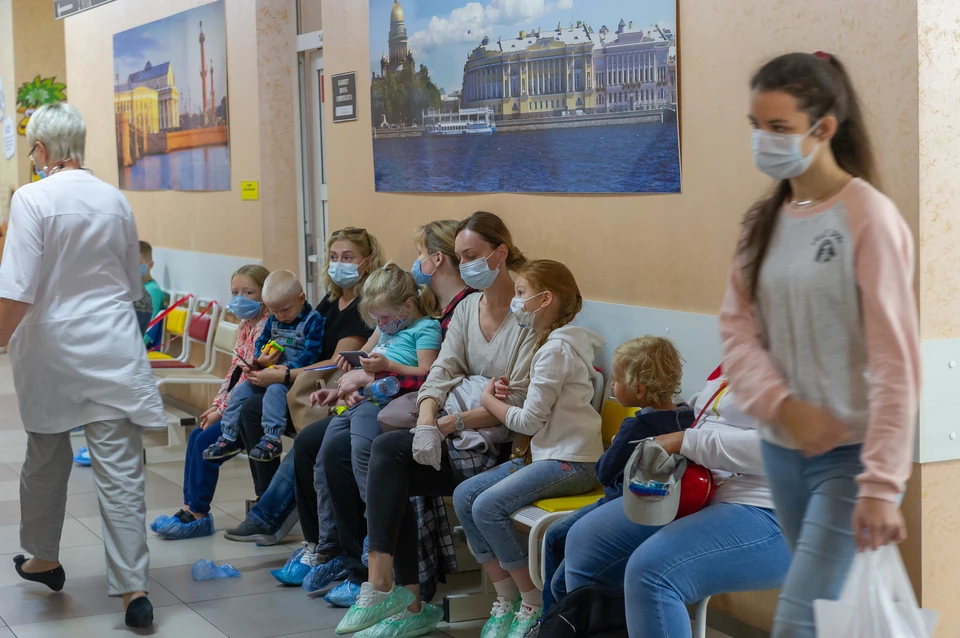 Пациентов осенью стало больше, а врачей - нет.