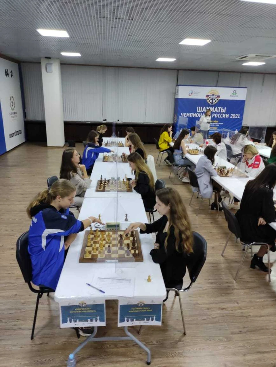 Юные воронежские девушки достойно сражались с взрослыми шахматистками.