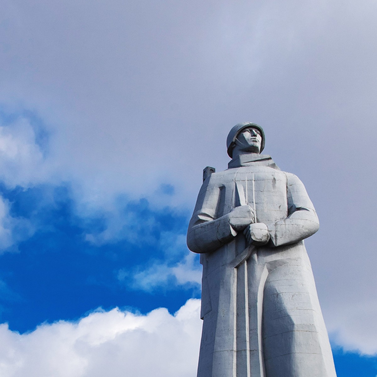 Статуя алеша. Памятник Алеше в Мурманске. Памятник защитникам Заполярья Мурманск. Памятник защитникам советского Заполярья в Мурманске. Памятник защитникам Заполярья Мончегорск.