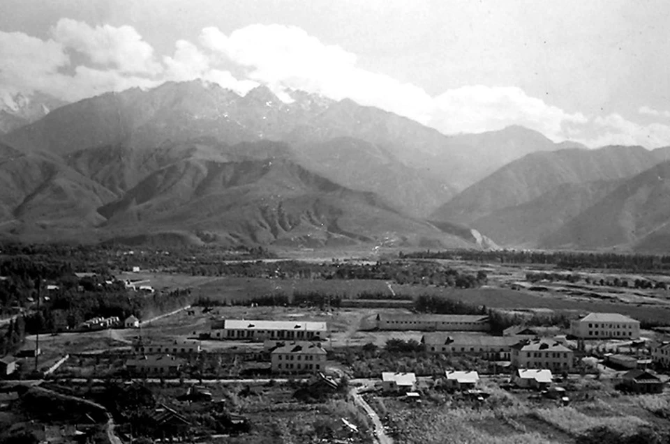 С высоты ледника Бродский мог озирать такую Алма-Ату, так выглядело в 1960 году Каргалы шоссе (ул. Джандосова).