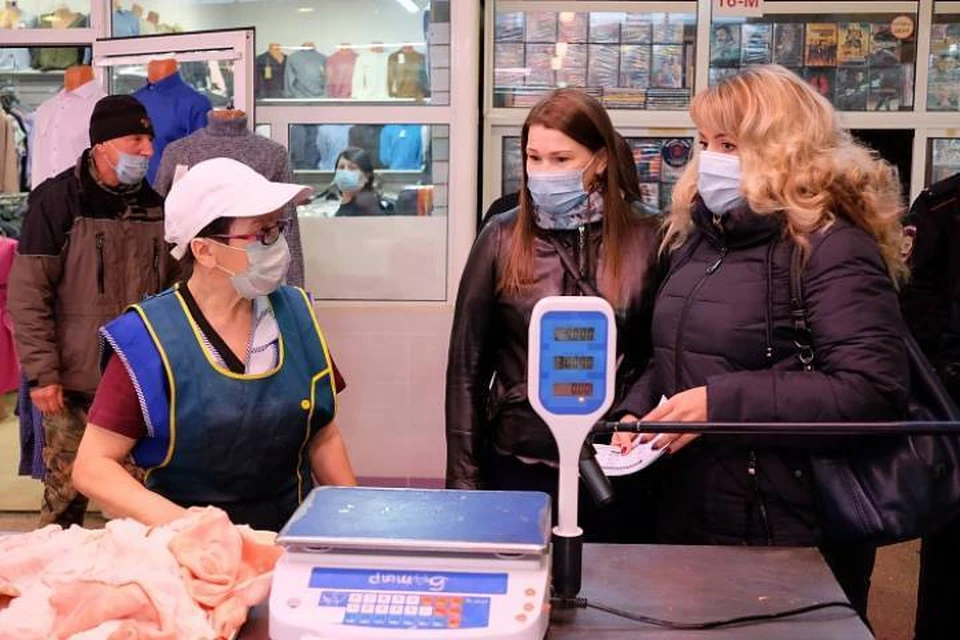 В магазинах в масках должны находиться и продавцы и покупатели. Фото: kirovreg.ru