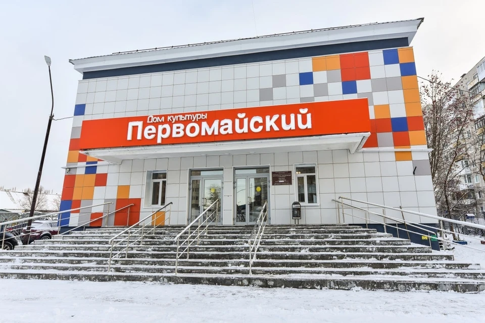 Фасад ДК Первомайский отремонтировали некачественно. Фото: Совет депутатов