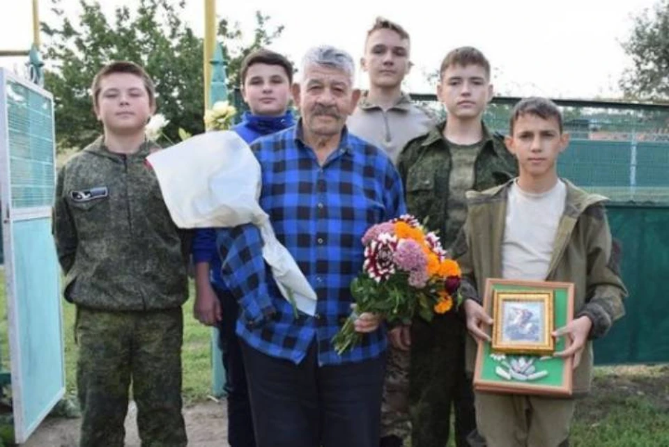 Школьники подарили пожилому человеку икону и цветы. Фото: предоставила Елена Нагибина