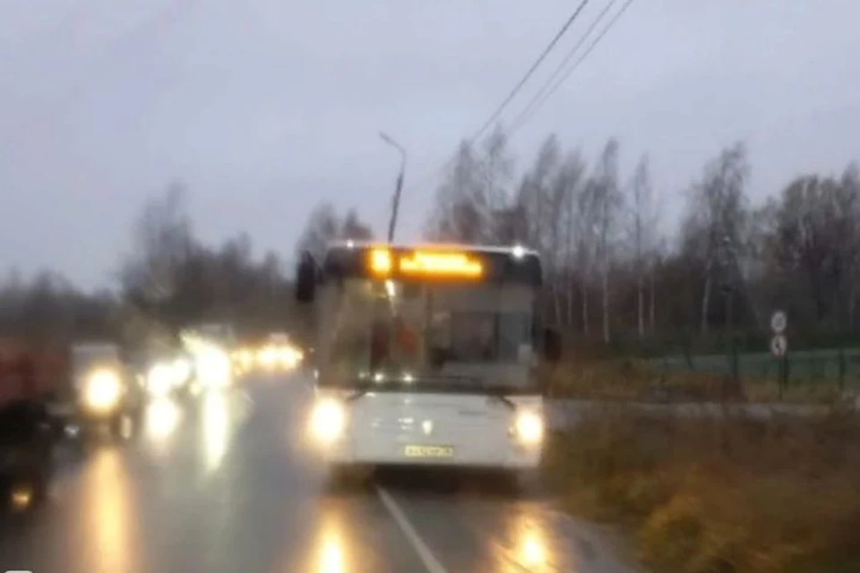 21 октября водитель автобуса №56 выехал на встречную полосу. ФОТО: группа "Жесть Ярославль" ВКонтакте