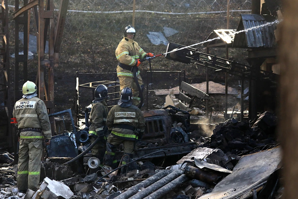 Пожарные тушили пламя, бушевавшее на 160 «квадратах», больше получаса. Фото: Александр Рюмин/ТАСС