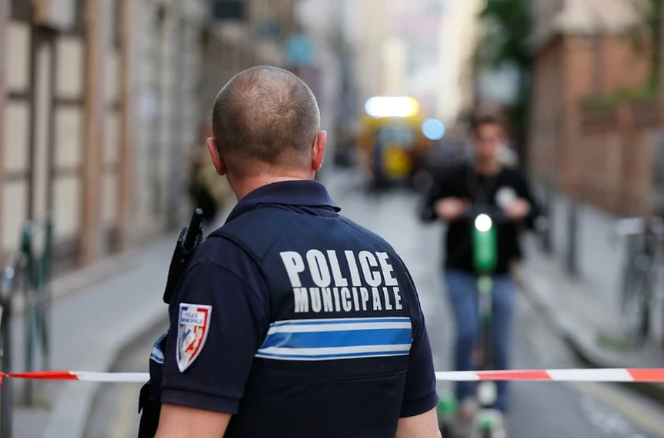 Вооруженный ножом мужчина попытался напасть на полицейских во Франции