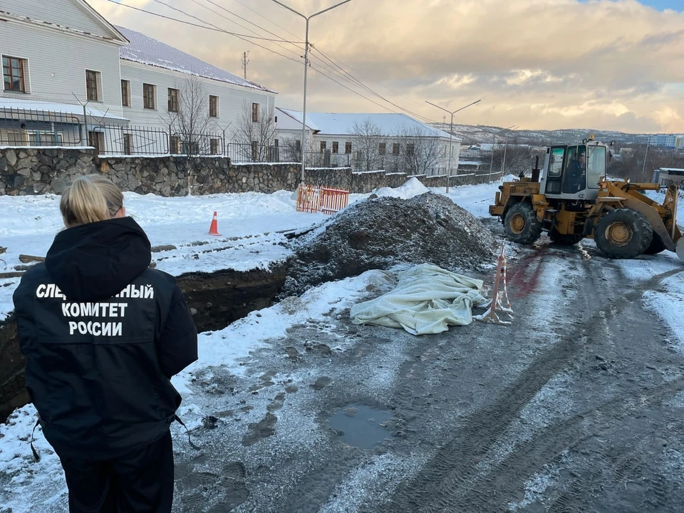 Мужчину в траншее засыпало землей.