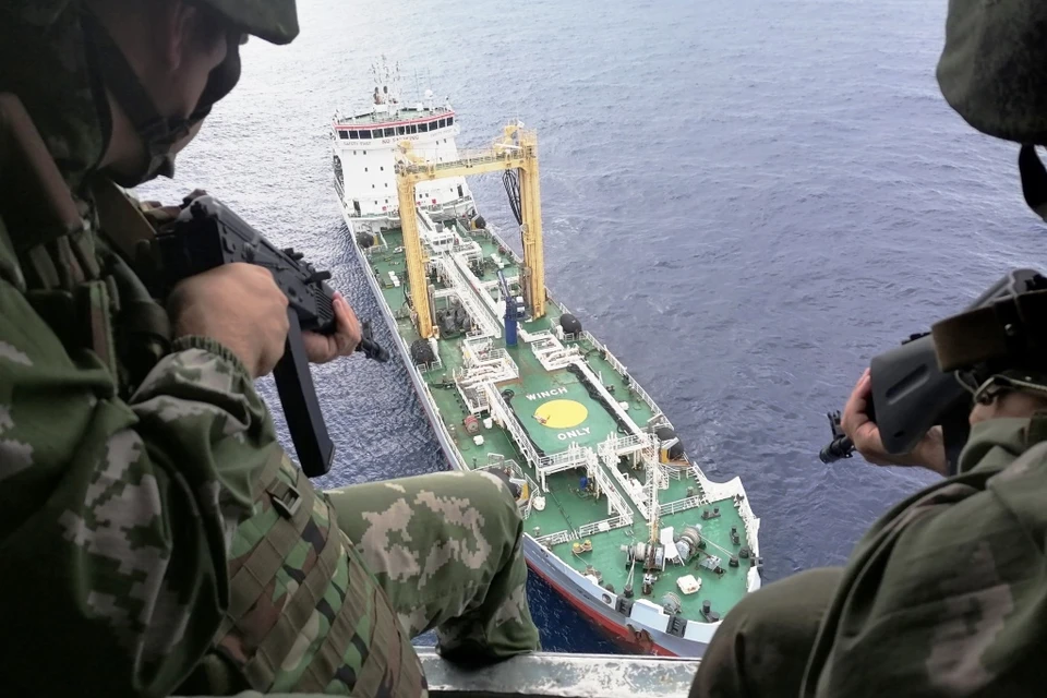 С «Вице-адмирала Кулакова» поднялся вертолет Ка-27ПС с подразделением морской пехоты. Фото: пресс-служба Северного флота