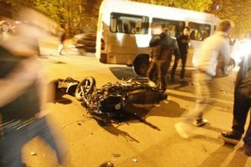 В Краснодаре столкнулись маршрутка и мотоцикл