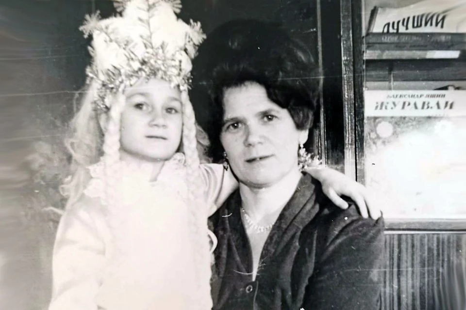 Надя с мамой Нелли на новогоднем утреннике. Фото: архив семьи