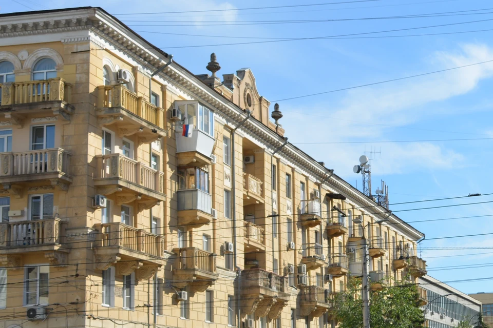 На фасадах домов по всему городу пестрят сплит-системы.