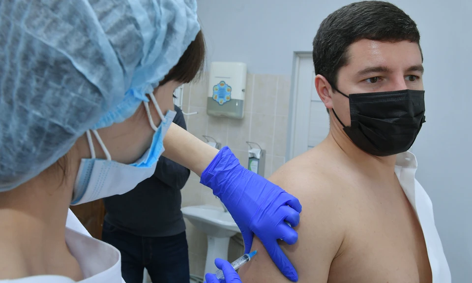 Губернатор ЯМАЛА Дмитрий Артюхов поставил прививку в салехардской окружной больнице. Фото: www.yanao.ru