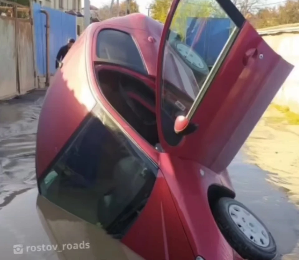 Утром из ямы бил фонтан, но яму так никто и не огородил Фото: Инстаграм «rostov_roads»
