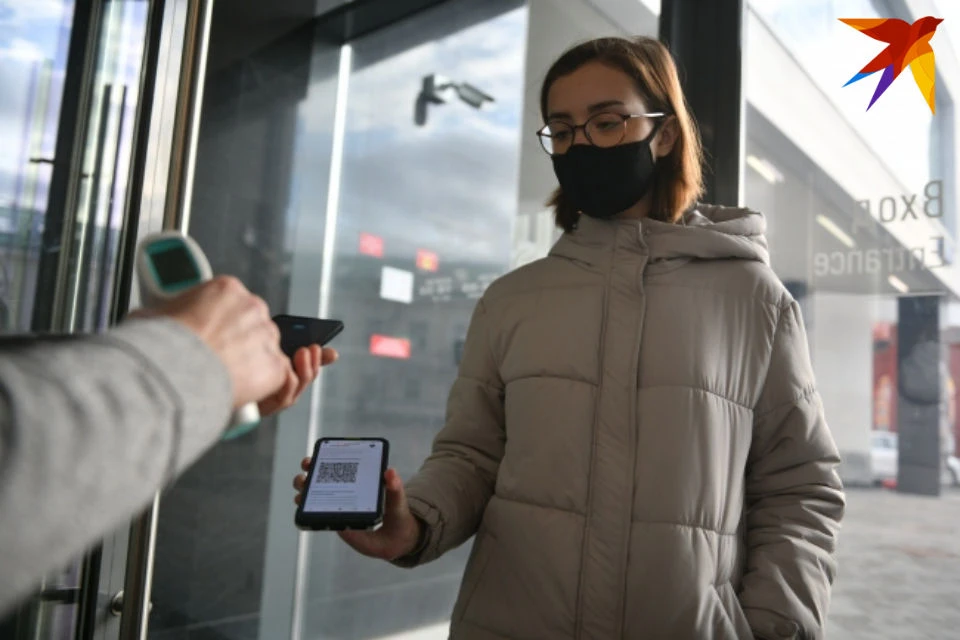 Нужно будет загрузить сертификат вакцинированного, переболевшего или результат ПЦР-теста с сайта «Госуслуги» в смартфон или распечатать его.