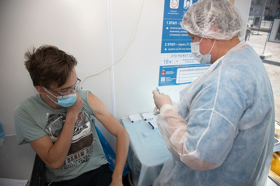 В Москве ищут подростков для второго этапа испытаний вакцины от ковида.